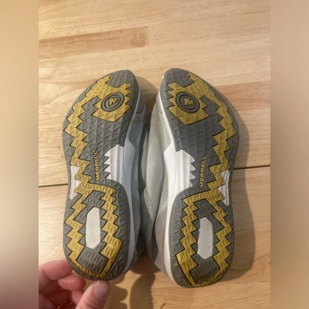 Merrell women’s ice performance footwear in size 5 1/2 in good condition